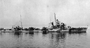 Il cacciatorpediniere Bersagliere a Taranto nel 1942 con la nuova livrea mimetica