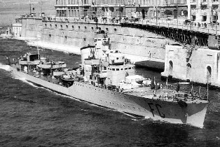 La nave nel 1939 attraverso il canale avigabile di Taranto
