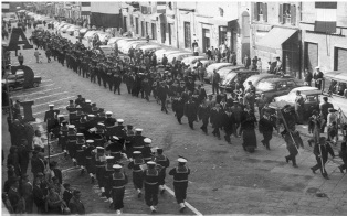  Sfilata lungo le vie del centro della Banda della M.M.   